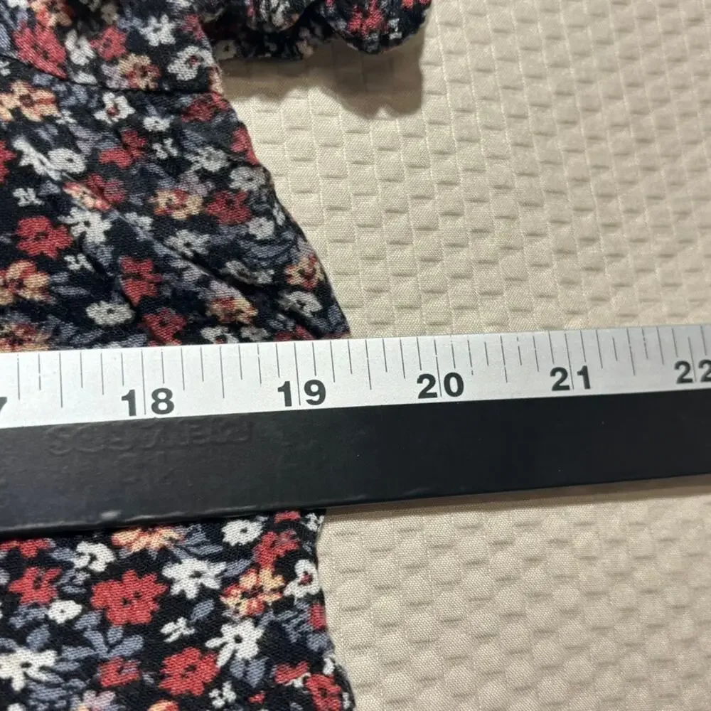 Paper Crane Black Floral Ruffle Sleeve Crop Top Blouse Women's Size Large - Picture 6 of 8